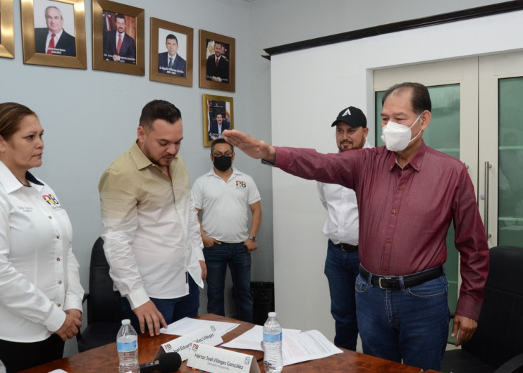 Pide licencia Héctor Villegas, lo sustituye Teodoro Escalón
