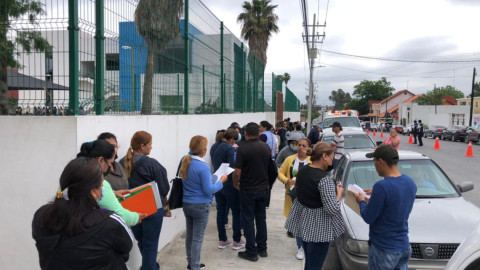 Padres de familia forman largas filas por beca estatal "Avanza"
