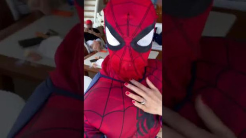 Thalía se disfraza de Spider-Man