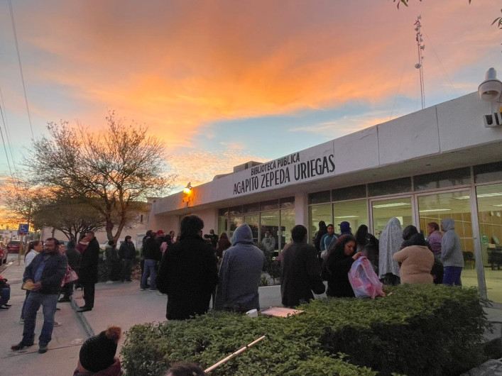 Largas filas para pagar el agua