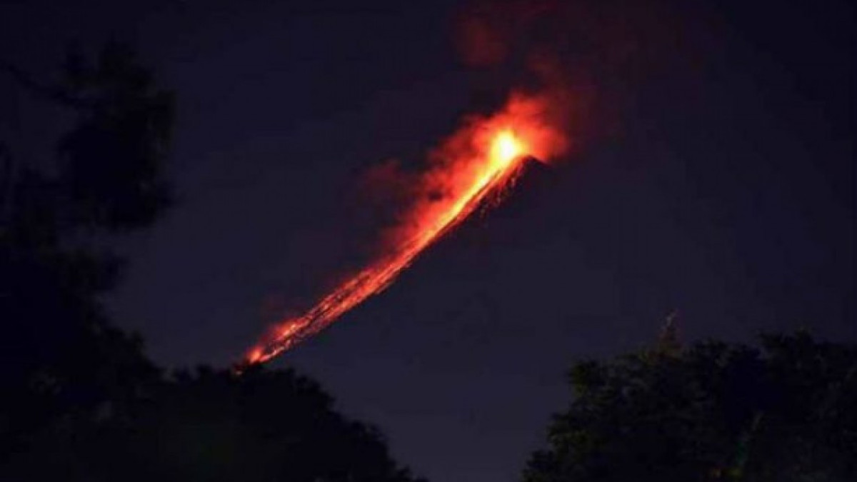 El volcán de Fuego de Guatemala entra en erupción