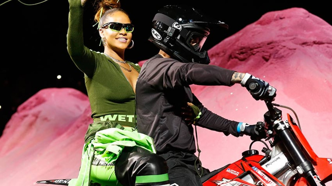 Rihanna llega en moto a la Semana de la Moda de Nueva York