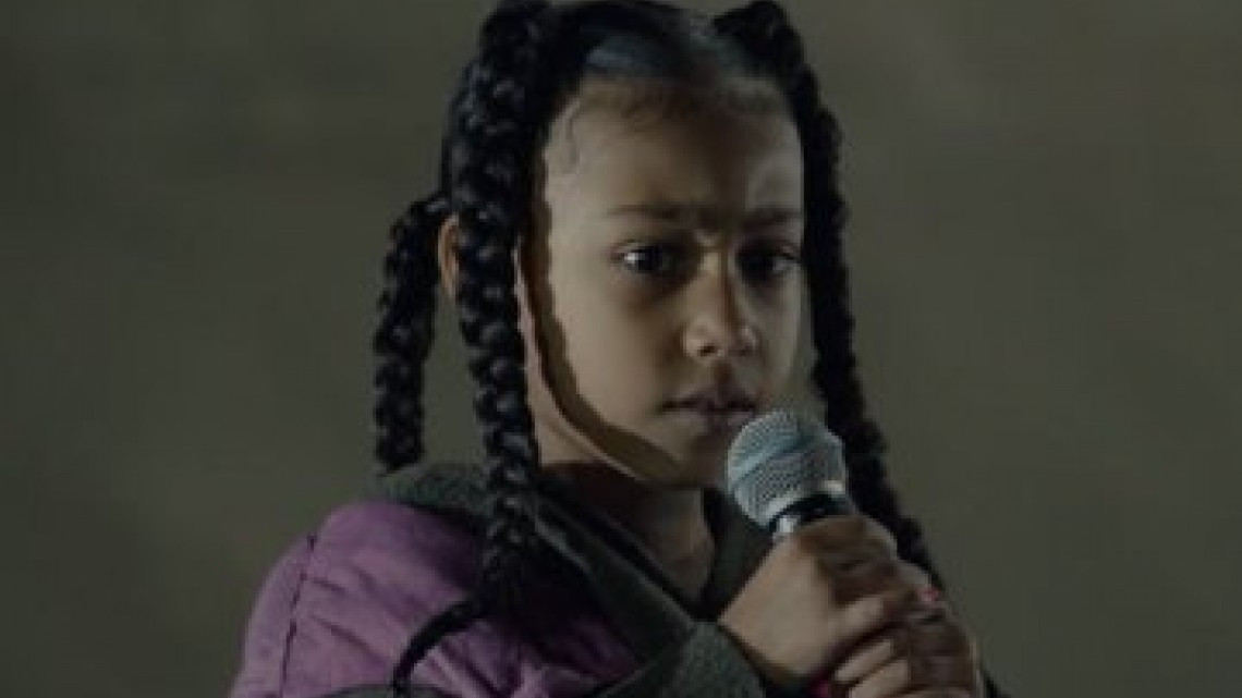 North West aparece rapeando en desfile de marca de su papá 