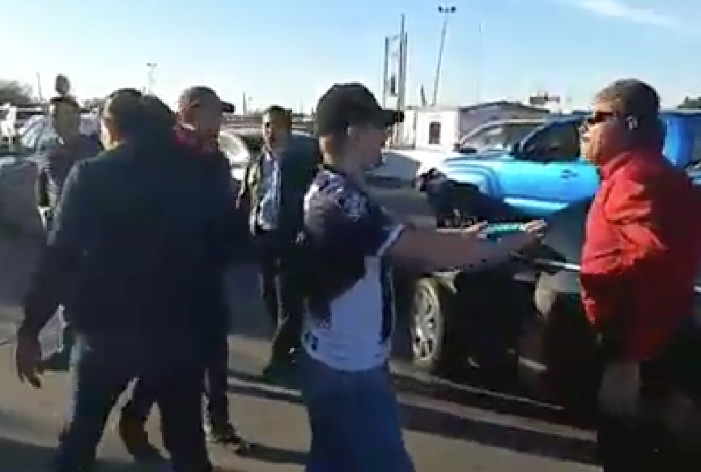 Regios protagonizan pleito en puente de NLD