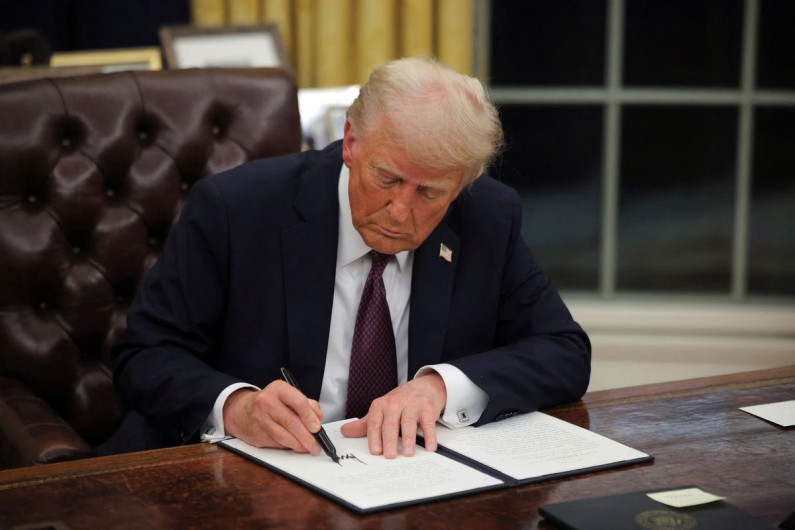 Trump firma ley para divulgar archivos del caso Epstein