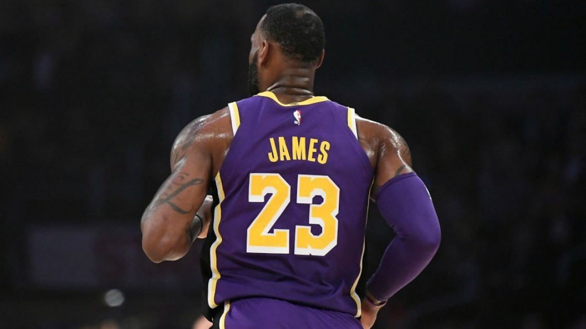 LeBron supera a Jordan como el cuarto mejor anotador