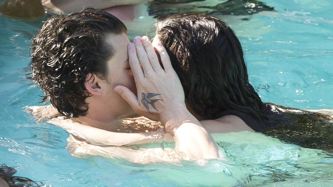 Shawn Mendes y Camila Cabello muy acaramelados en Miami