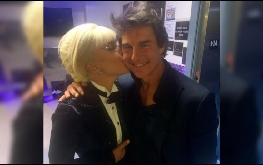 Lady Gaga y Tom Cruise se besan en las mejillas después de su show en Las Vegas