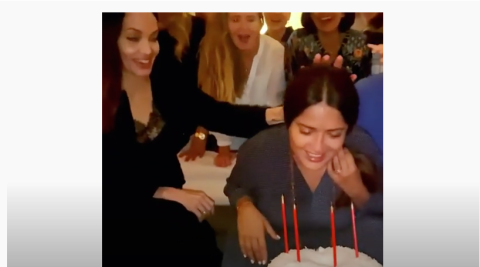 Salma Hayek le enseña a Angelina Jolie la tradicional mordida al pastel 