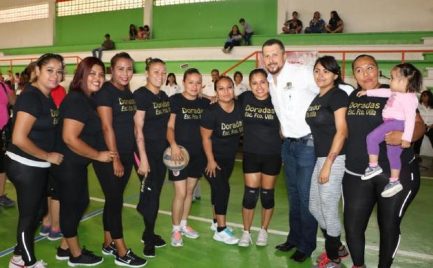 Alcalde protagoniza inauguración de torneo en Río Bravo