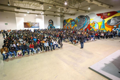 Acreditaron universitarios ante el Alcalde Carlos Peña Ortiz sus Becas entregando documentos