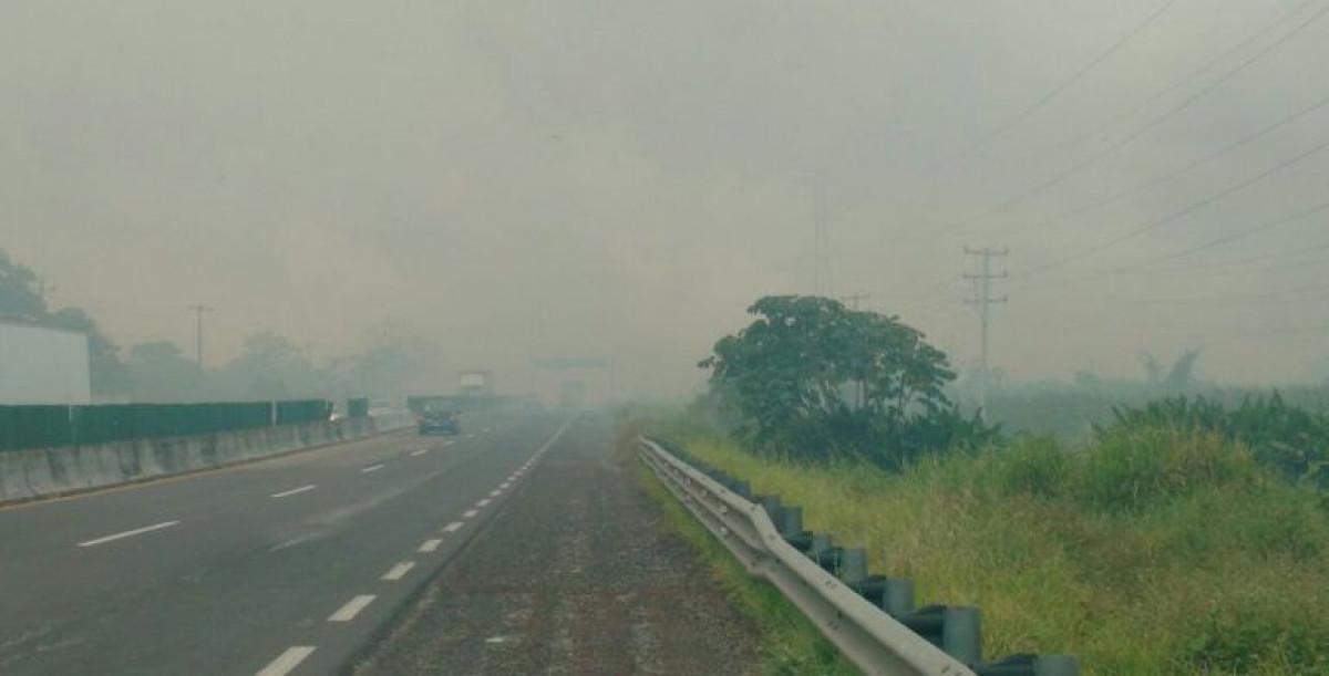 Cierran autopista Villahermosa-Minatitlán por incendio
