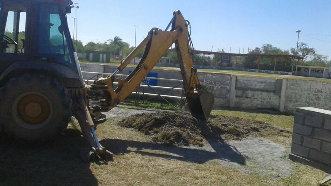 Realizan trabajos de mantenimiento en parque de softbol