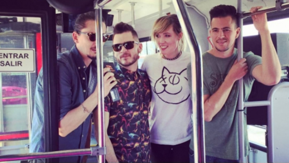 Jenny and the Mexicats dan “show” en el Metrobús