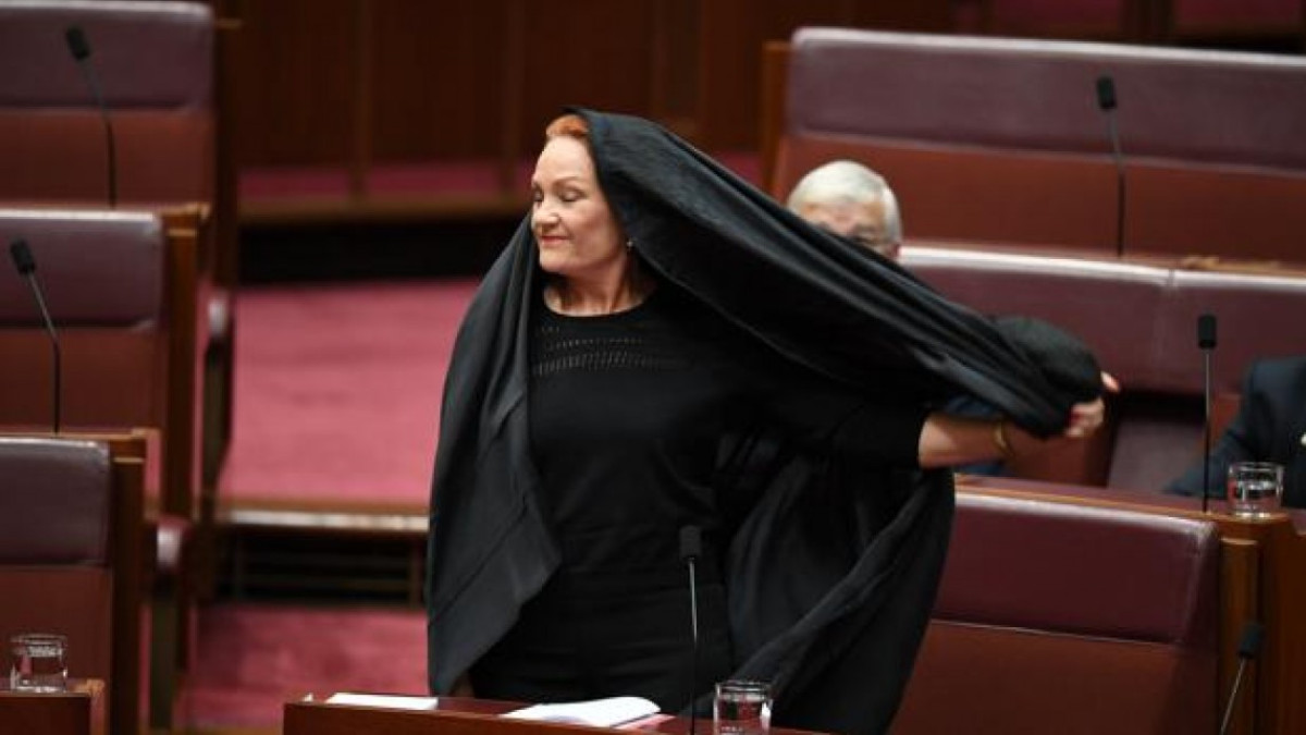  Senadora se viste con un burka para pedir su prohibición en Australia
