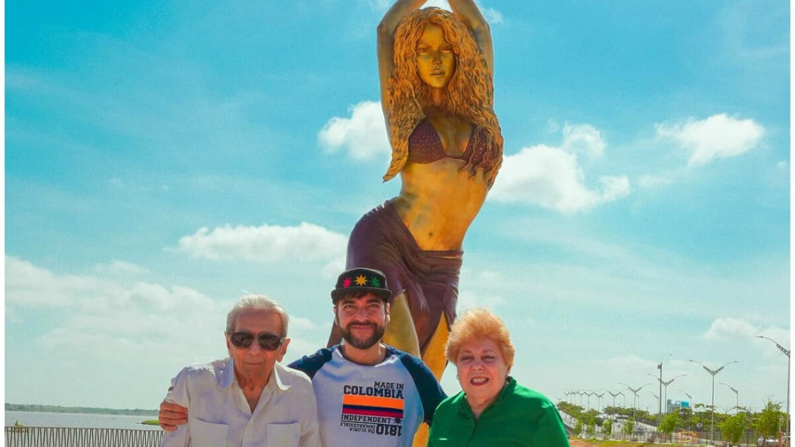 Develan estatua gigante de Shakira en Barranquilla 