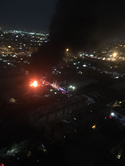 Incendio abraza bodega de textiles en Iztacalco