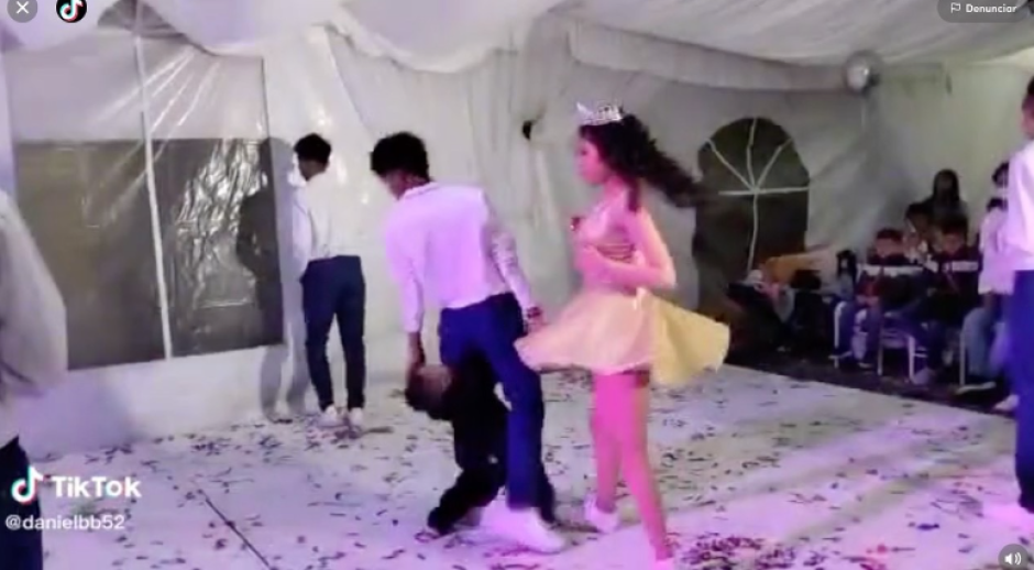 Niño se cruza en baile de XV años, se cae y se vuelve viral