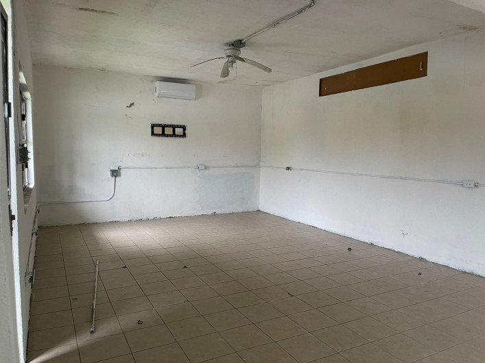 Delincuentes sustraen mobiliario y material de escuela para sordos