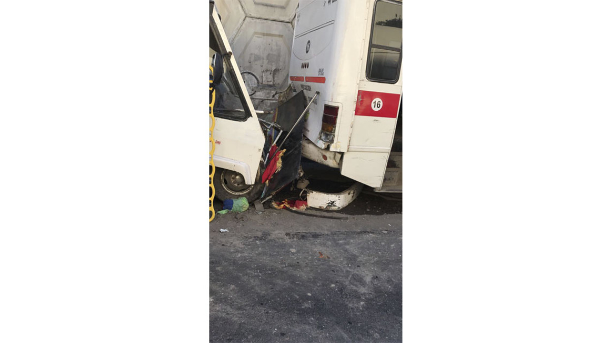 Microbús se queda sin frenos causando aparatoso accidente 