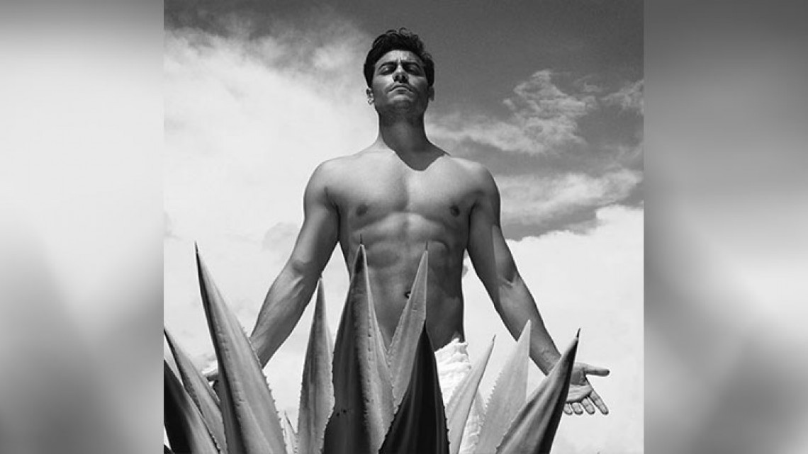 Carlos Rivera enciende redes sociales con atrevida foto