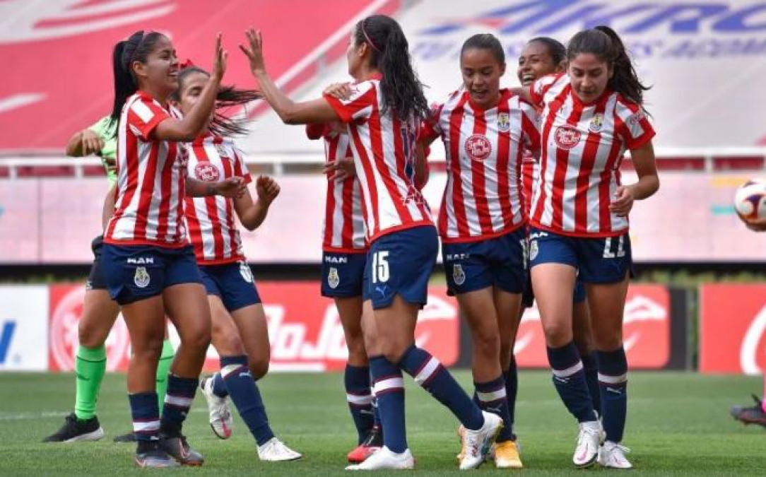 Chivas femenil golea 5-0 a las Rayadas  