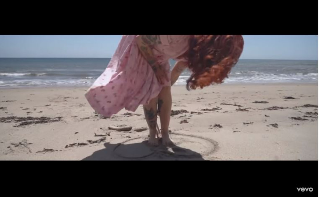 Estrena Mon Laferte clip de su nuevo tema  “Amado Mío”