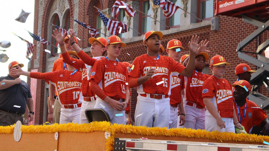 Equipos desfilan previo al arranque de la Serie Mundial LL