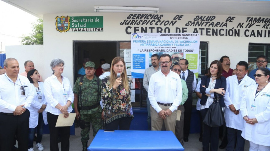 Aplica Maki Ortiz dosis de la Primera Semana Nacional de Vacunación Antirrábica 