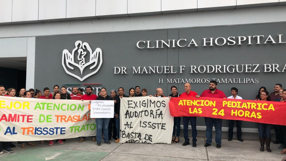 Se manifiestan maestros afuera del ISSSTE Matamoros 