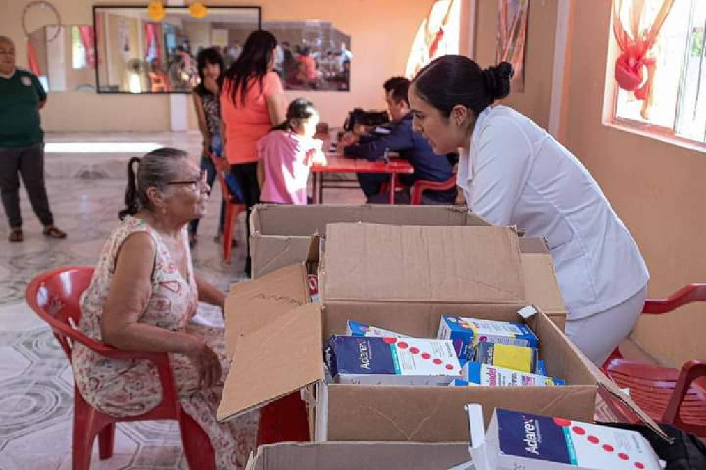 Realizan brigada de salud por mes contra el cáncer