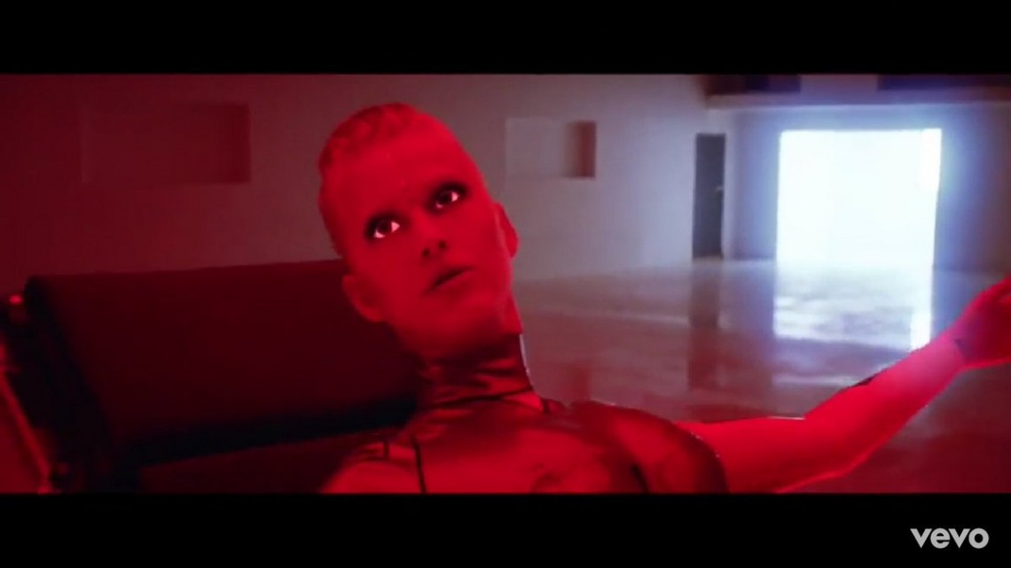 Katy Perry se vuelve un robot en su nuevo videoclip