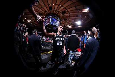 El triple perfecto de Manu Ginóbili que ni los árbitros vieron