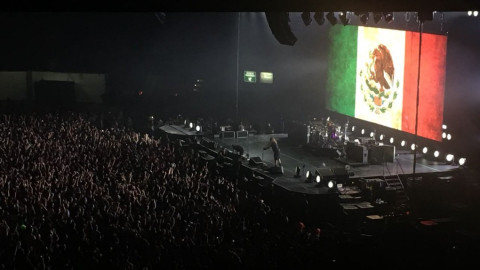 Red Hot Chili Peppers rinde homenaje a héroes del sismo