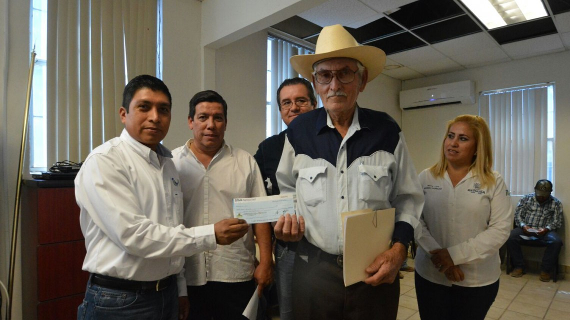 Reciben productores Seguro Pecuario por siniestros