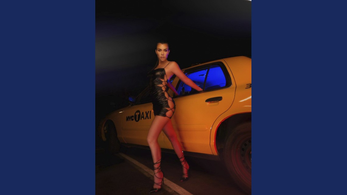 Kourtney Kardashian luce "infartante" en vestido 