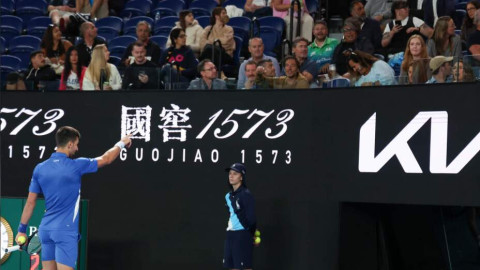 Djokovic discute con aficionado en Abierto de Australia