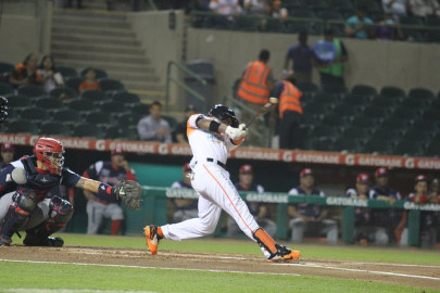 Naranjeros blanquea 4-0 a Águilas