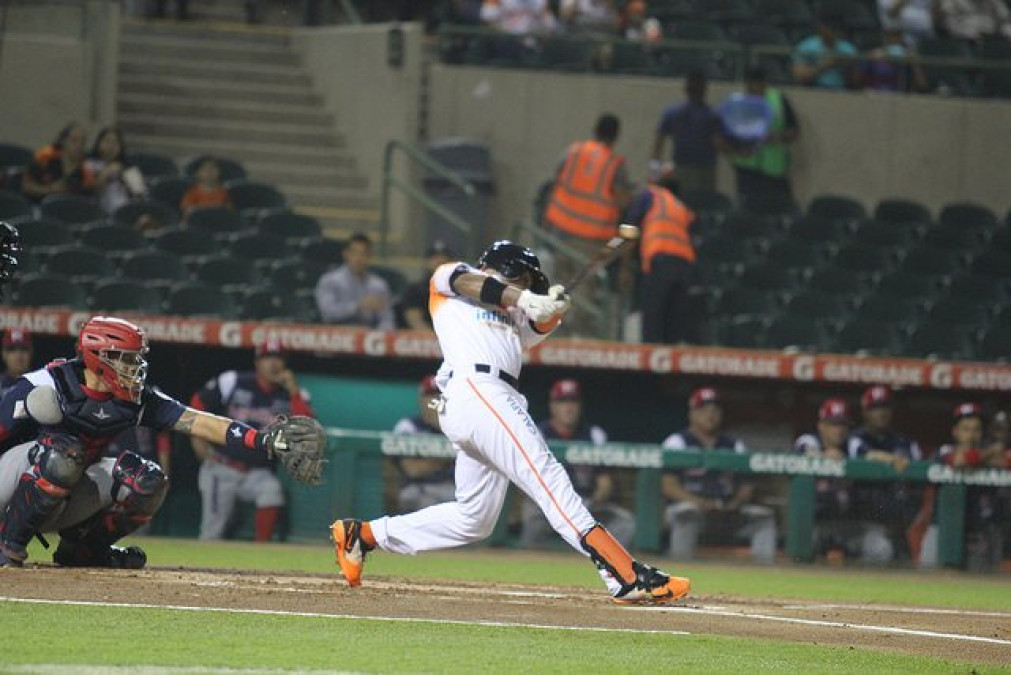 Naranjeros blanquea 4-0 a Águilas