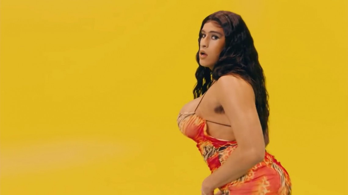 ¡Bad Bunny se viste de mujer en Yo Perreo Sola!