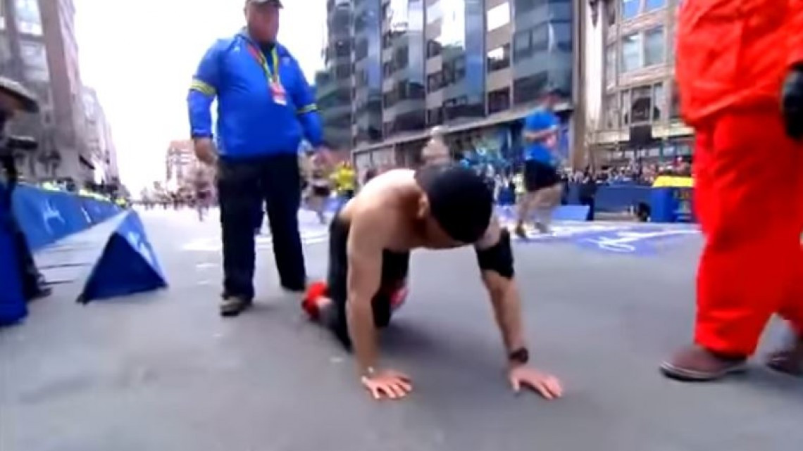 Un marine llega arrastrándose a la meta del maratón de Boston