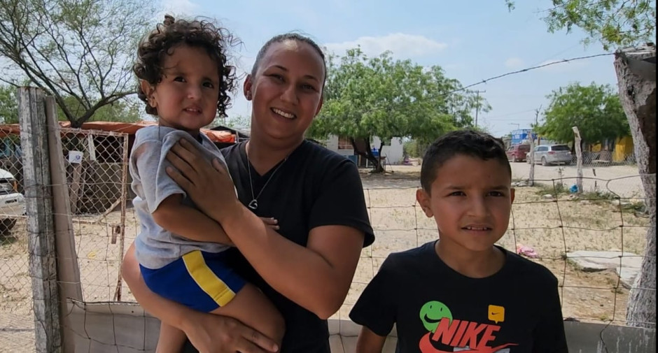 "No batallamos en el trámite", madre de familia beneficiaria del Programa de Becas en Reynosa