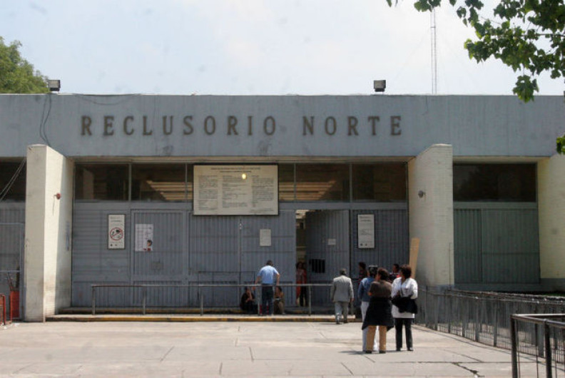 Prisión preventiva a custodio acusado de facilitar celular en reclusorio 