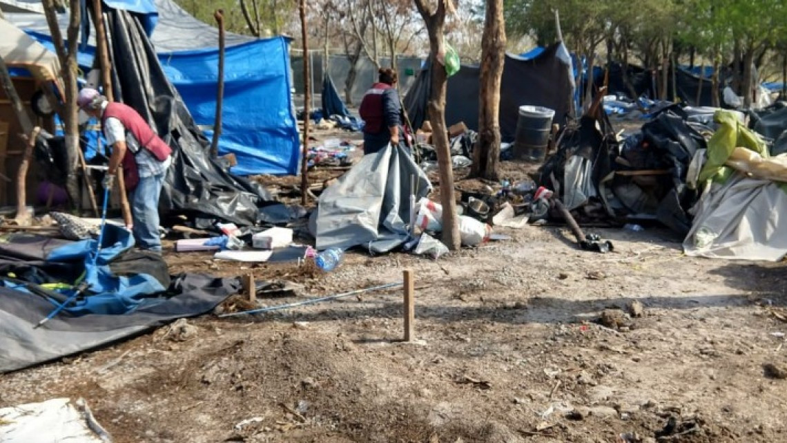 Retiran hasta 100 toneladas de desechos en el área que ocuparon los migrantes