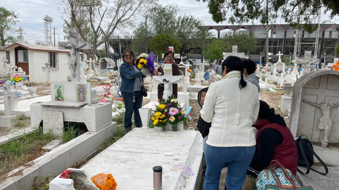 Familia asisten a visitar a sus fieles difuntos
