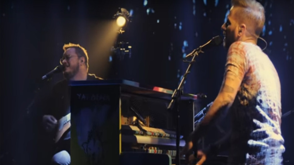 Sin Bandera lanza el videoclip de su nuevo sencillo “¿Qué pasaría?”