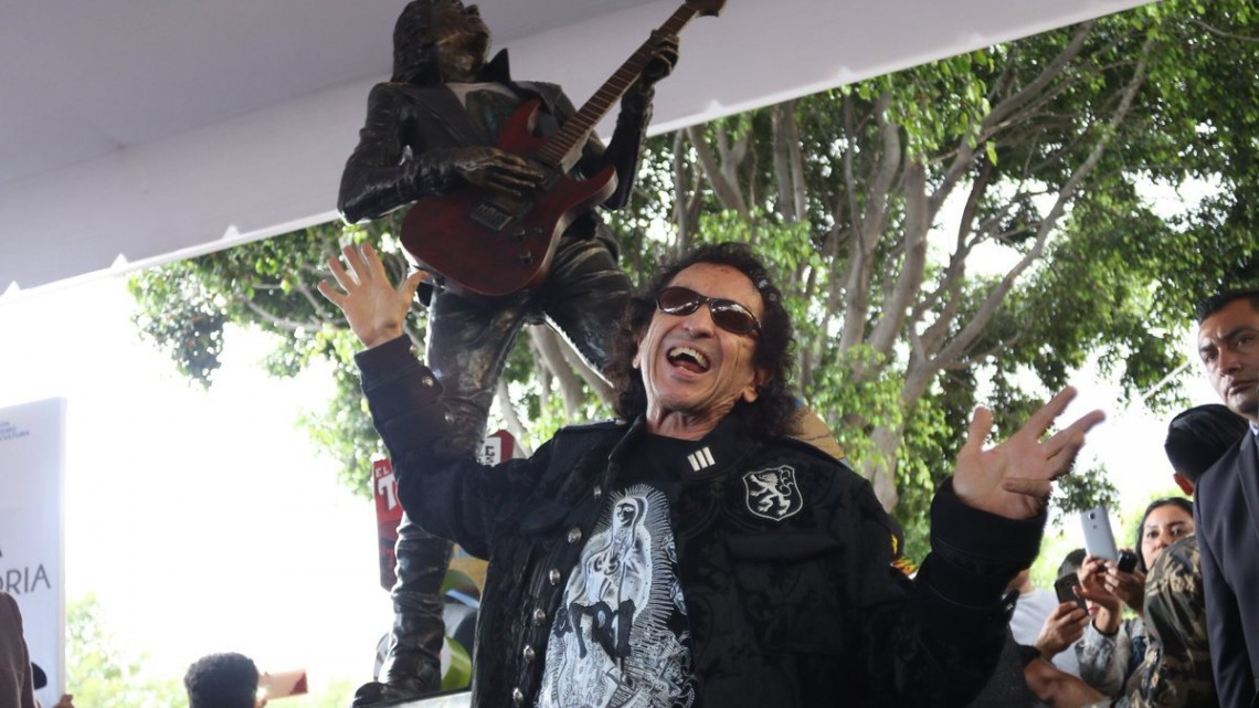 Alex Lora tiene una estatua en Puebla