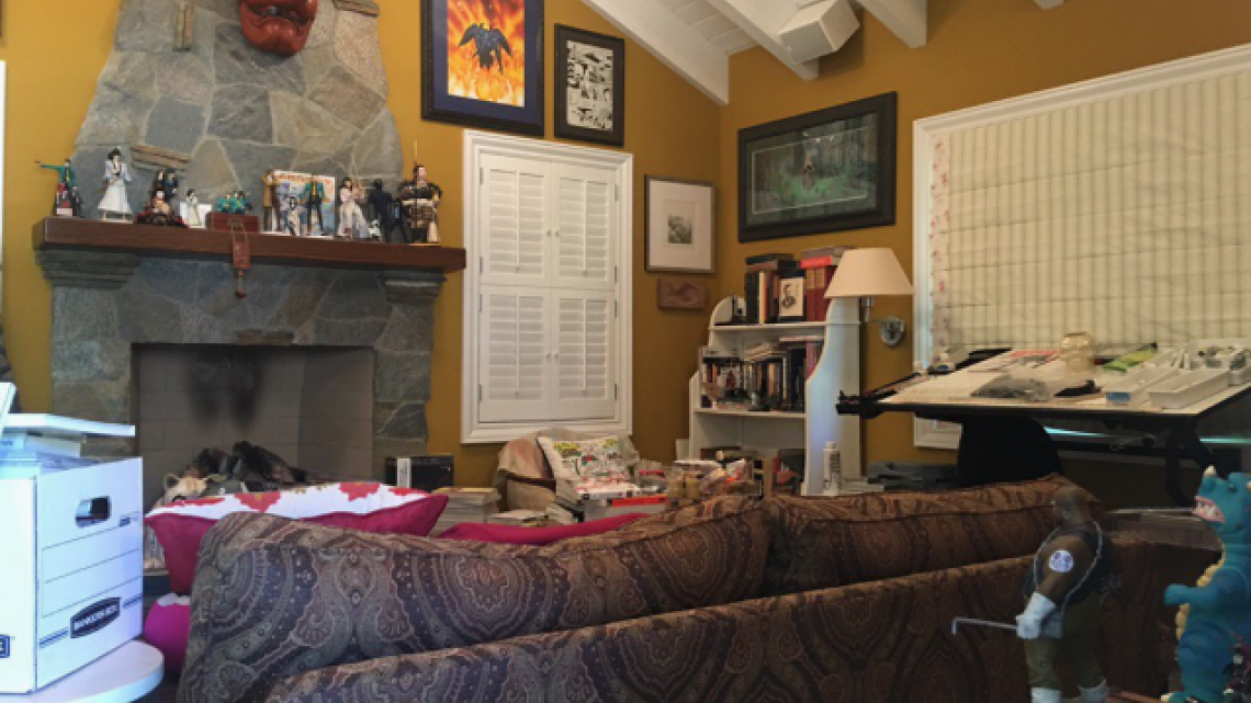 Guillermo del Toro presume sus colecciones