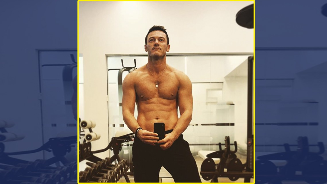 Luke Evans presume su marcado abdomen