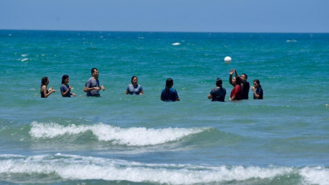 Cientos de vacacionistas acuden a la playa Tesoro